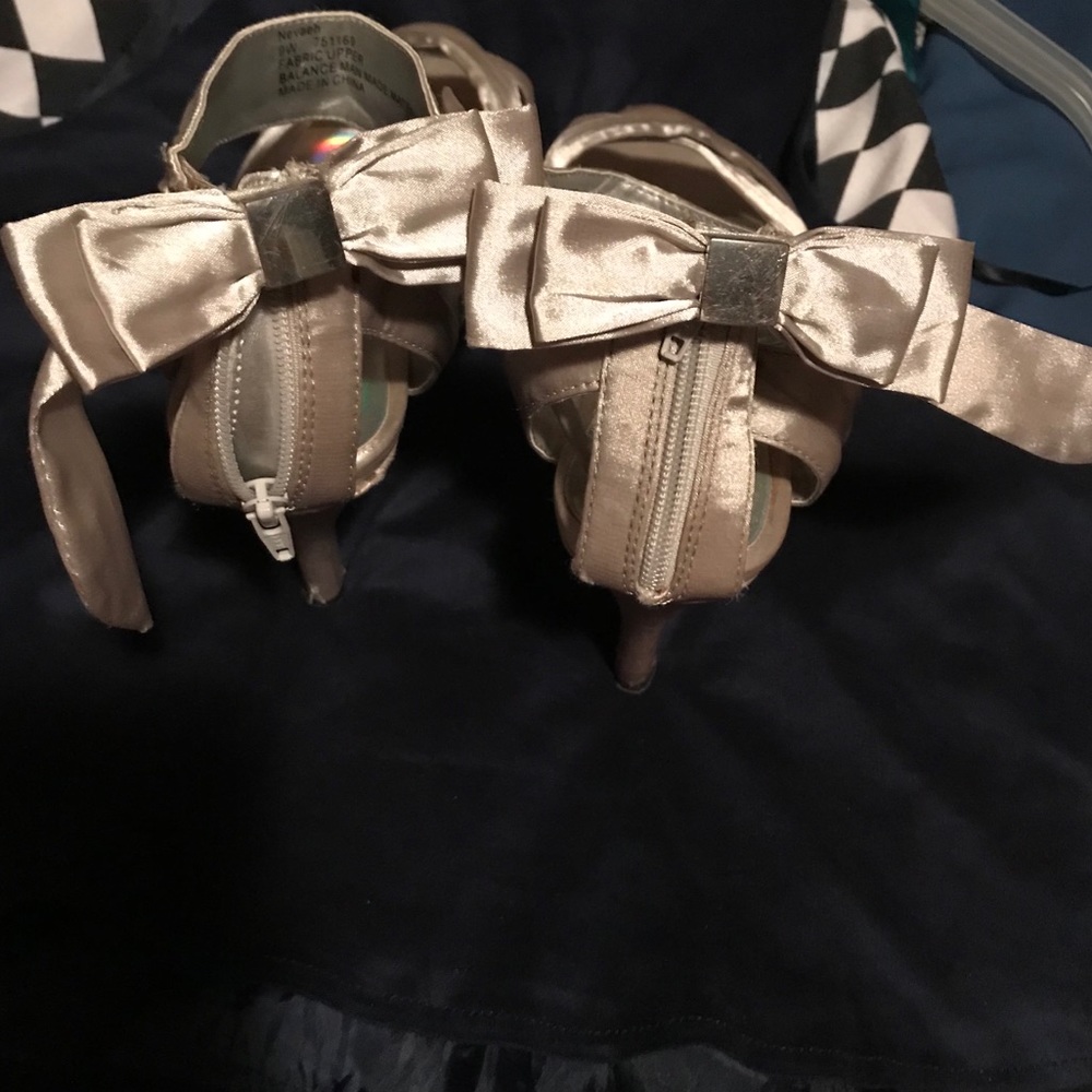 Silver heels - Picture 2 of 4